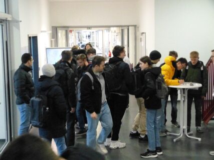 Zum Artikel "Lehrstuhlführung im Rahmen der Vorlesung Produktionstechnik"